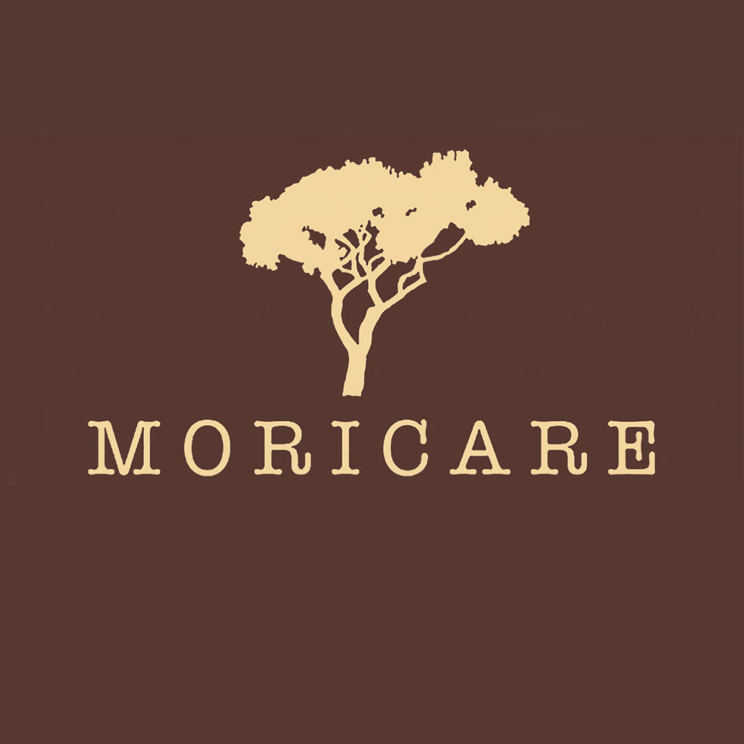 MORICARE Markenlogo goldener Moringa Baum auf braunem Hintergrund