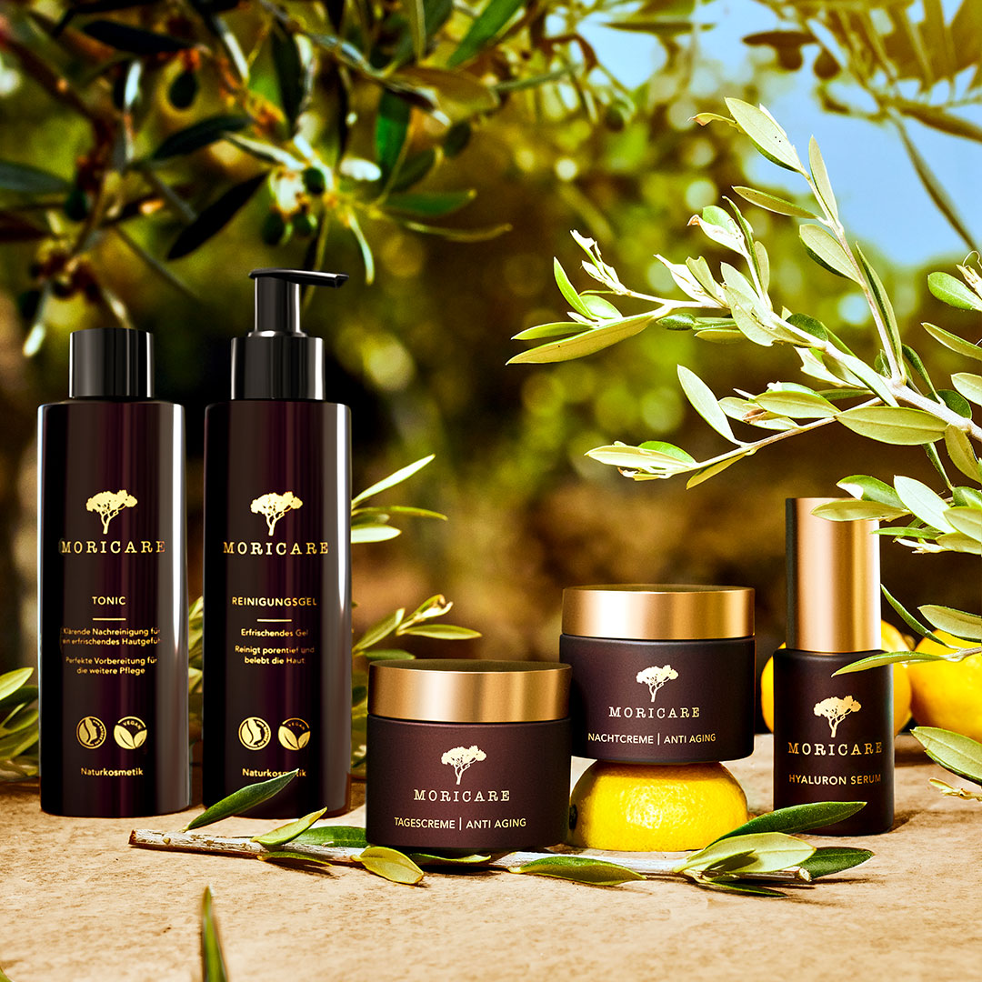MORICARE Gesichtspflege-Set vor mediteranen Pflanzen